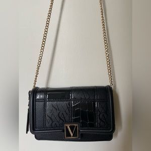 Crossbody bag with gold chain
